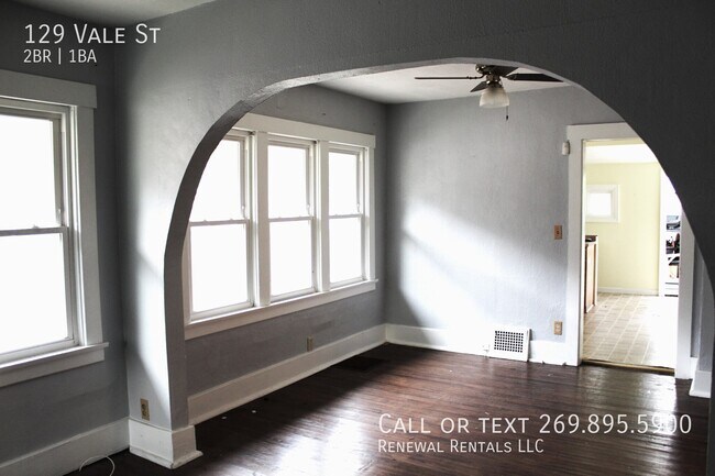 Building Photo - 129 Vale St