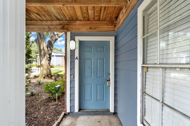 Building Photo - First Floor 2/2 Condo with private back in...