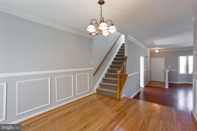 Building Photo - "Spacious 3-Bedroom Townhouse with Finishe...