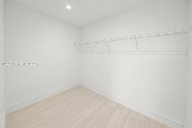 Building Photo - 2411 Laguna Cir