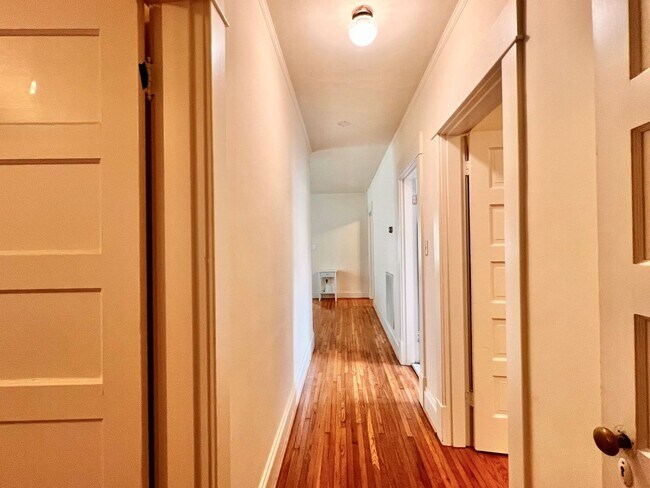 Building Photo - Charming 1920's Single family home near Scott Stadium & UVA for Rent