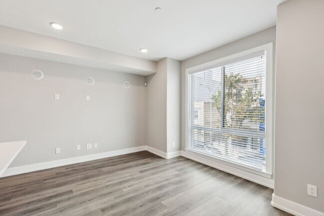 Building Photo - Chic 2-Bedroom Rental with Stunning Roofto...