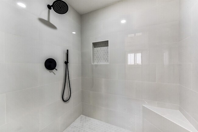 Building Photo - 5946 Valkeith Dr