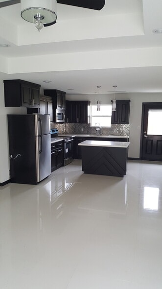 Building Photo - 1212 White Oak Dr