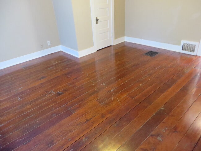 Building Photo - Two Bedroom Home with a bonus room/3rd bedroom in Historic District (Williams-Woodland Historic P...