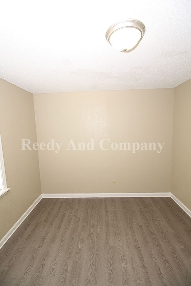 Building Photo - 324 McFarland Dr