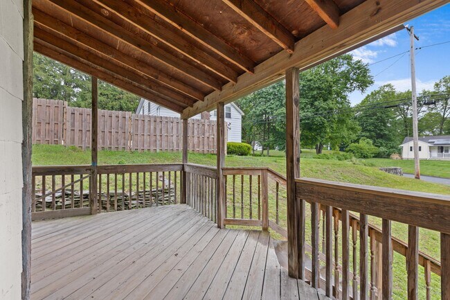 Building Photo - 104 Smithtown Rd