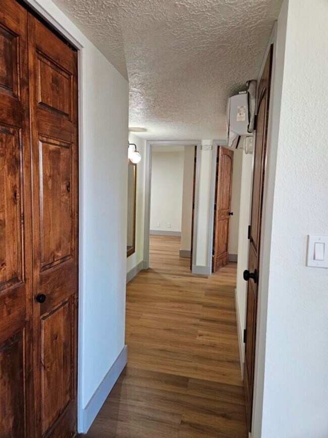 Building Photo - 3Bd/1.5Ba Single Story Home - For viewing!