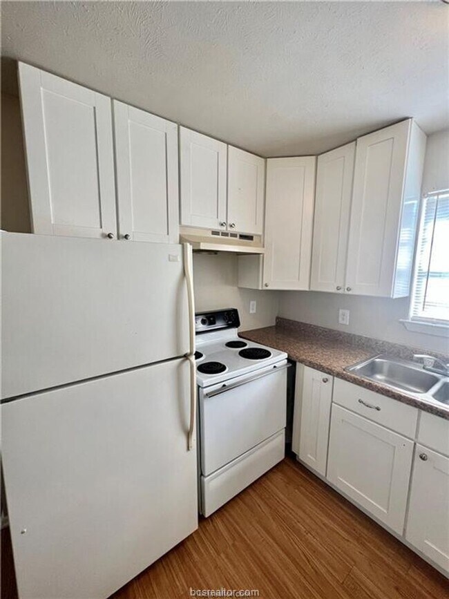 Building Photo - 2402 Jaguar Dr