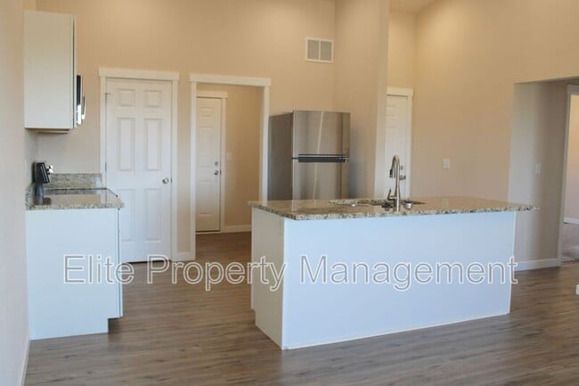 Building Photo - 318 W Coral Dr