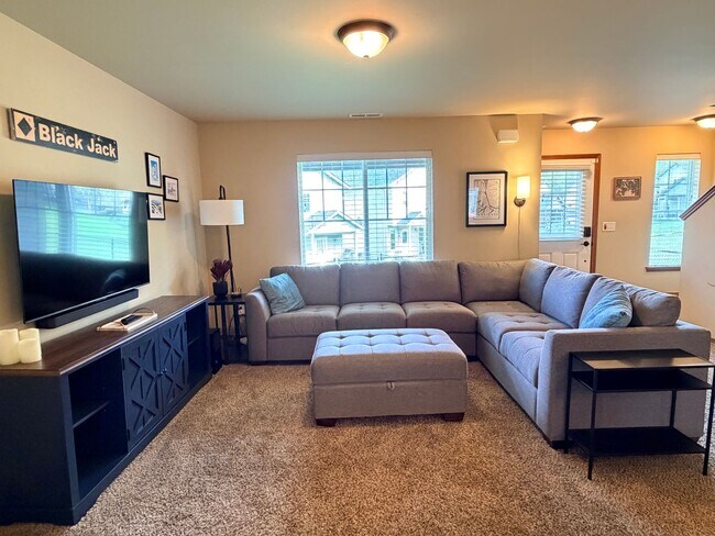 Building Photo - Short term, fully furnished home! 3 bed, 2.5 bath, central a/c, w/d, d/w, covered parking, great ...