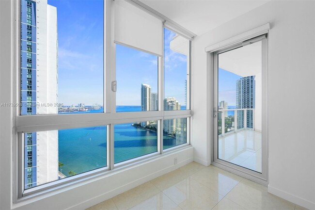 Primary Photo - 300 S Biscayne Blvd