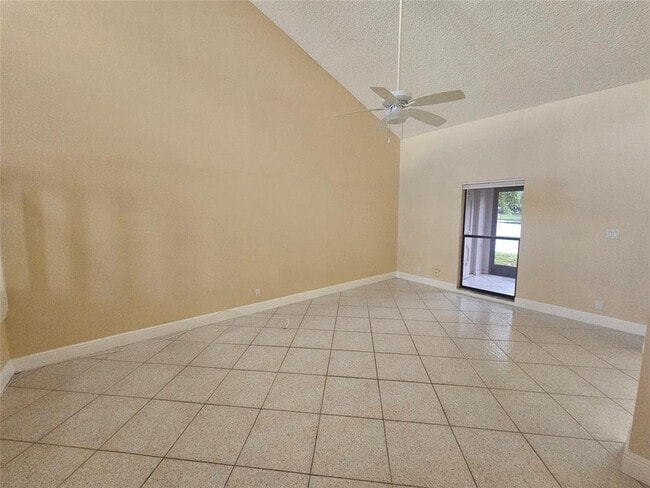 Building Photo - 633 Deer Crk Lk Pt S Ln