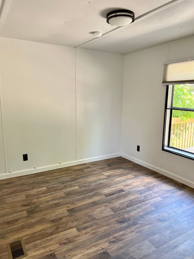 Building Photo - Remodeled 3 Bed 2 Bath in Weaverville!