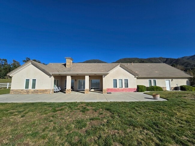 Building Photo - Private Country Living!!!