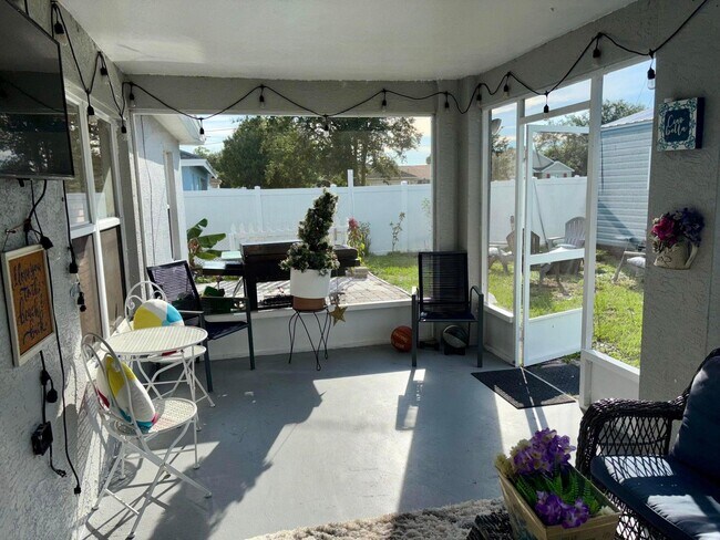 Building Photo - 981 SW McComkle Ave