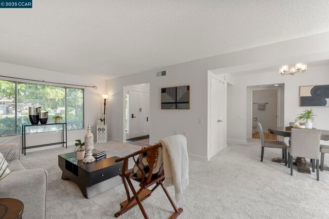 Building Photo - 2017 Pine Knoll Dr