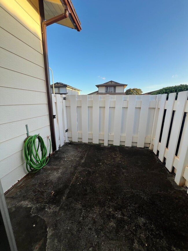 Building Photo - Single Level 3 bedroom / 2 bath house with a 2 car garage in Waipio **First Showing on Wednesday,...