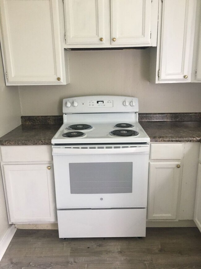 Building Photo - Spacious 2-3 bedroom home in Park Hill- Section 8 accepted