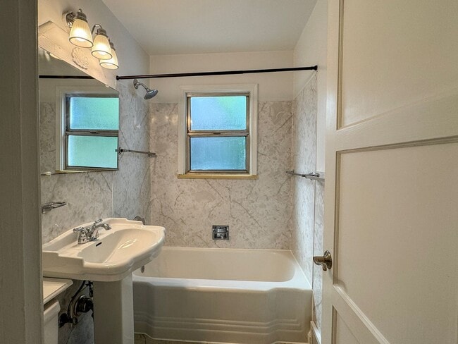 Building Photo - Wonderful Wedgwood Location! 2bd/2bth home...