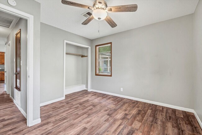 Building Photo - 3 Bedroom Home Across from JHS