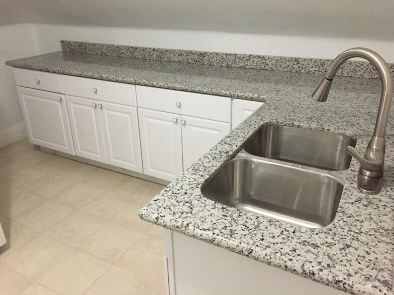 Building Photo - 746 Broughton St