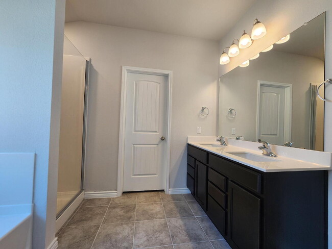 Building Photo - "Bright and Beautiful 3-Bedroom 2-Bath Hom...