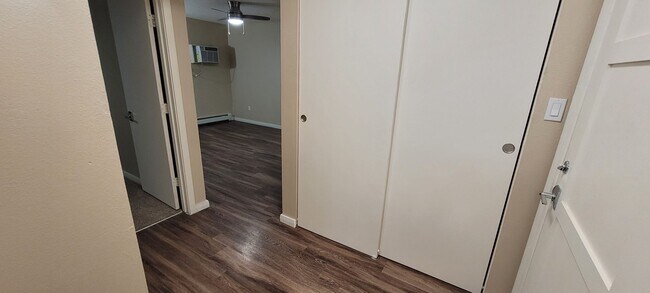 Building Photo - 809 S Circle Dr