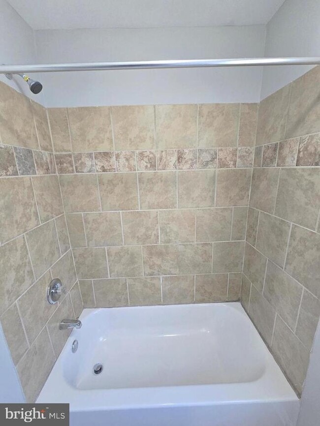 Building Photo - 3 Bedroom 2 Bathroom Townhome