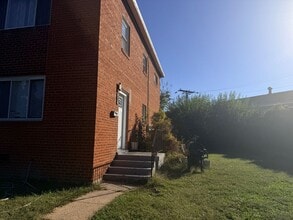 Building Photo - 409 Montrose Ave