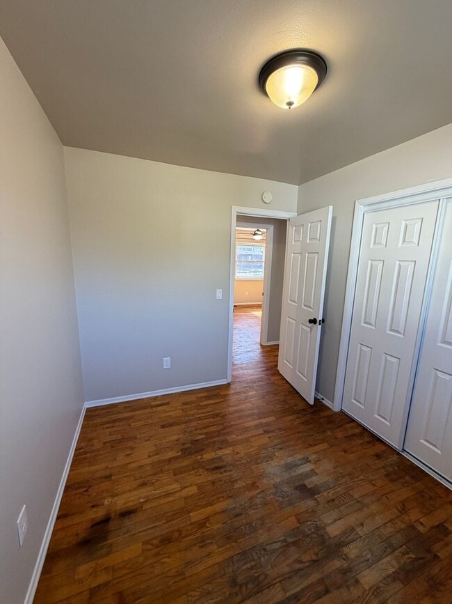 Building Photo - Remodeled 4BR/2BA Home in Lansing — Move in ready