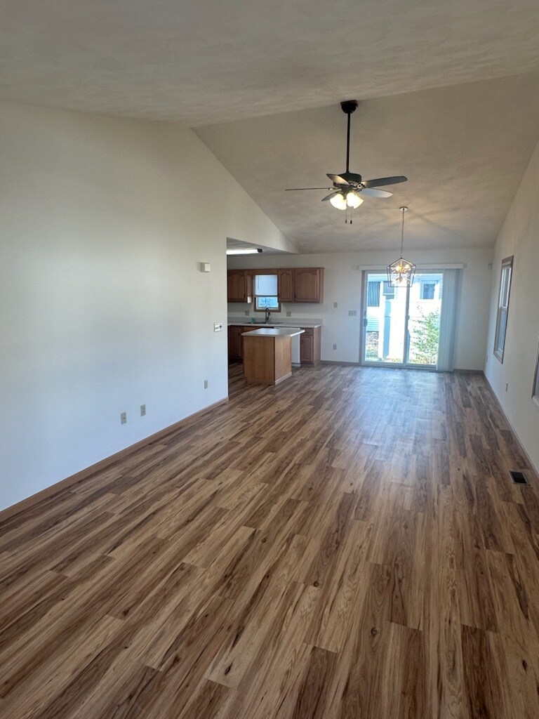 Building Photo - 123 Eagles Pt W