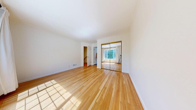 Building Photo - Spacious 3BD/3BA Home with Sunroom, Renova...