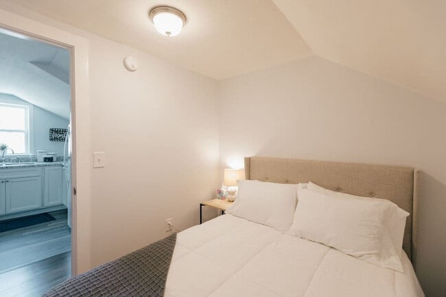 Building Photo - 905 Hill St