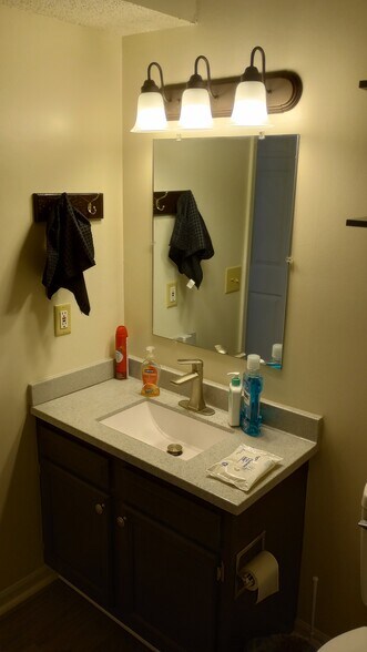 Bathroom Picture 1 - 15 S Shafer St