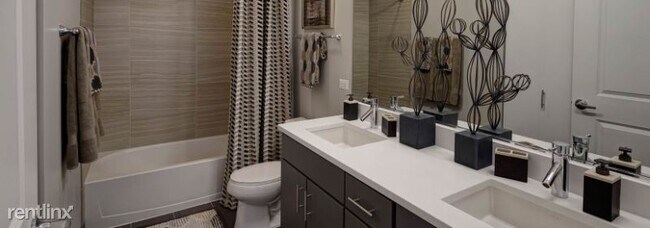 Building Photo - Studio, 1 bath Condo - 850 N Clark St