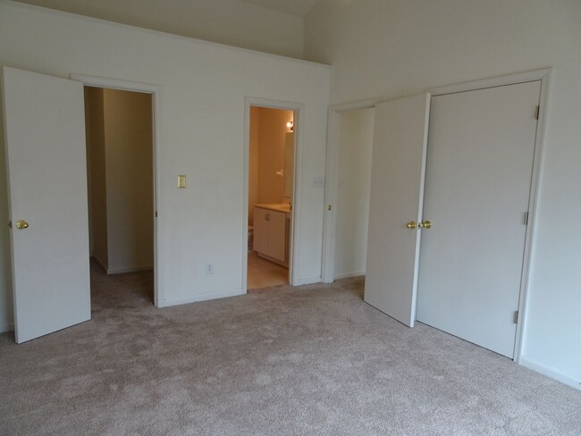 Building Photo - 2 Bedrooms 2 Baths Condo in Bristol Common...