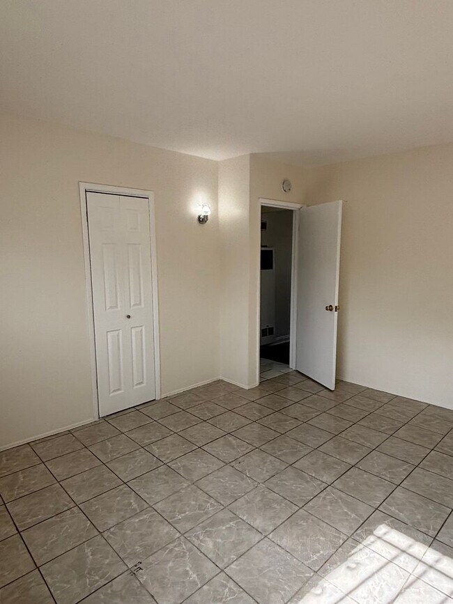 Building Photo - Spacious 3 bedroom available now!