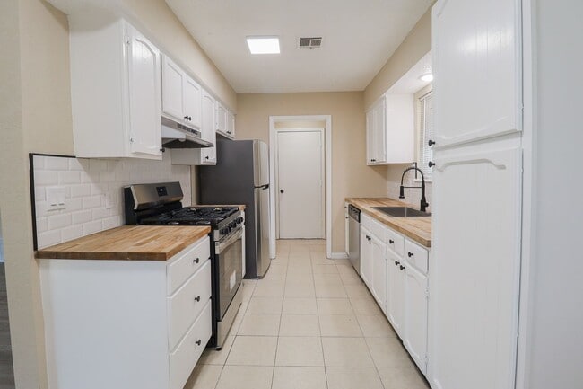 Building Photo - 3 bed/2bath! Fully remodeled!
