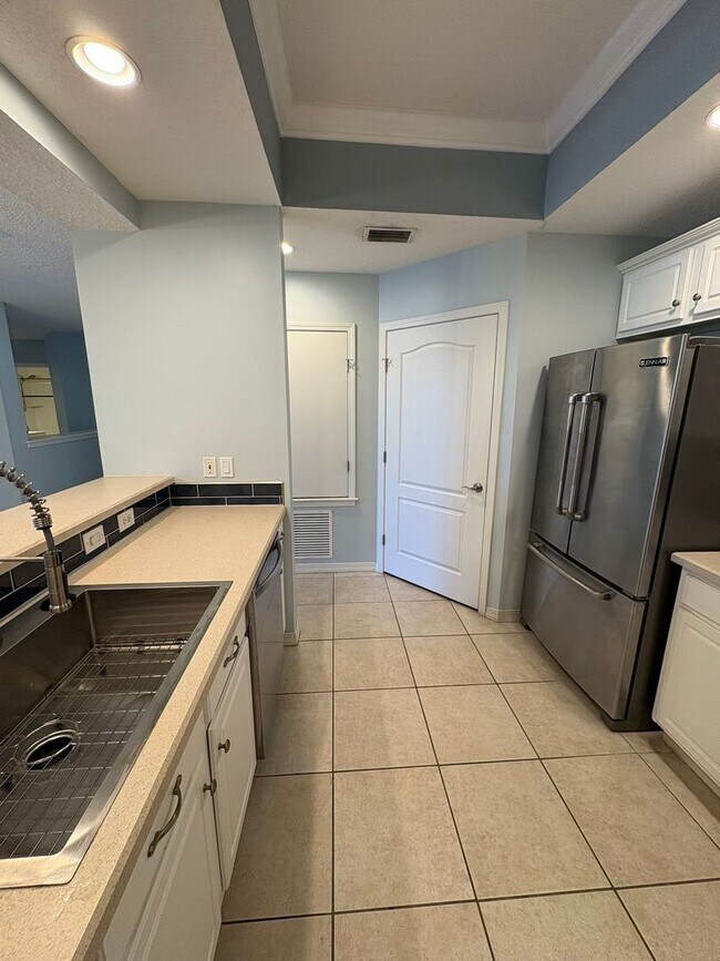 Building Photo - 1202 Makarios Dr