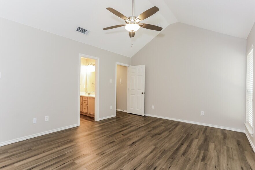 Building Photo - 2823 St Martin Dr