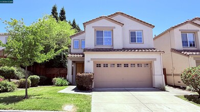 Building Photo - 1023 Vista Pointe Cir