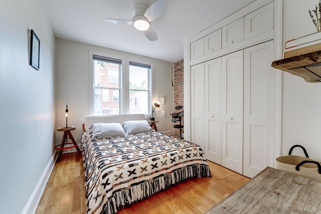 Queen or king-sized Master Bedroom! - 602 14th Pl NE