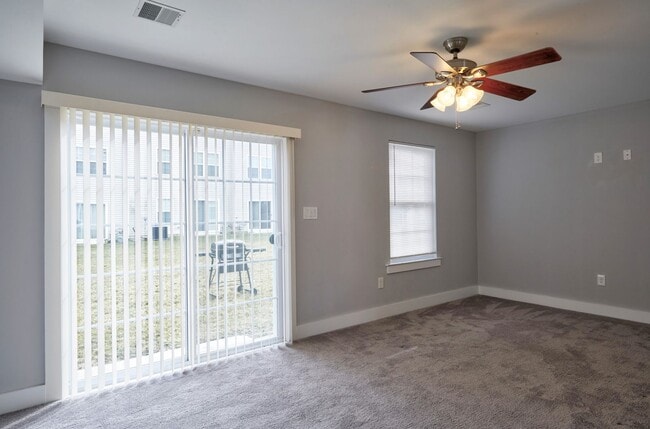 Building Photo - 3 BR/4 BA Townhome - 1720 SF in Vineland - Kings Crossing!
