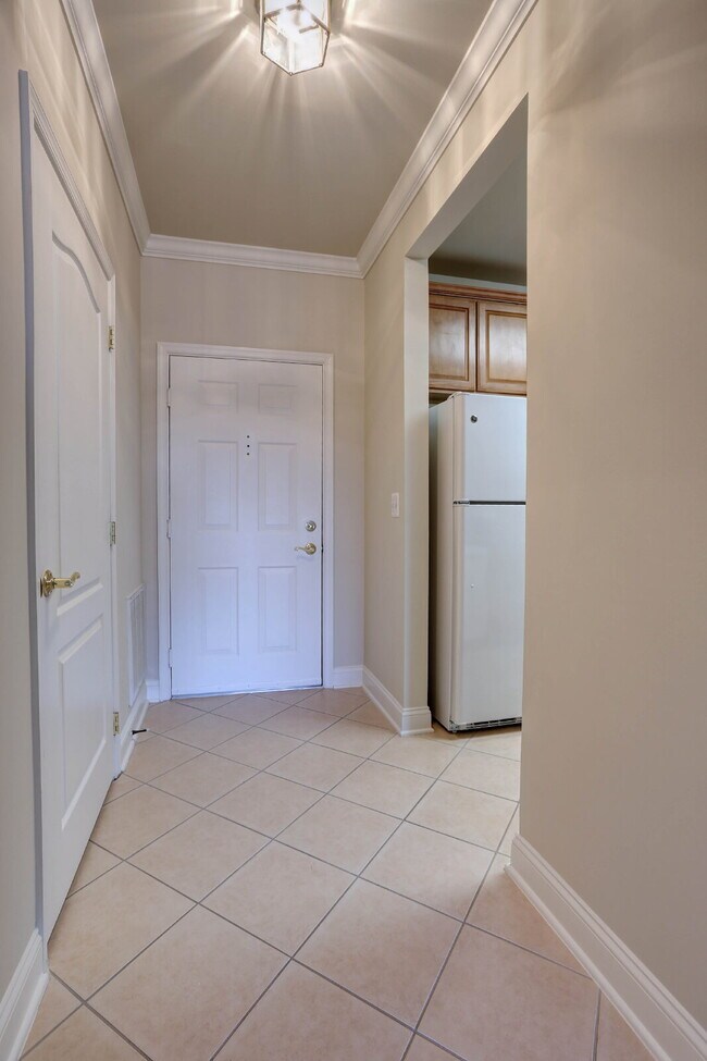 Building Photo - 2BD/2BA Fabulous River Hill Condo