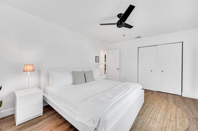 Building Photo - 549 NE 14th Ave