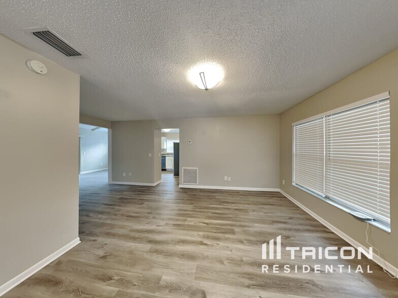 Building Photo - 405 Silver Hill Dr