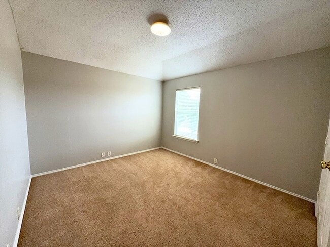 Building Photo - 2805 Crater Lake Ln
