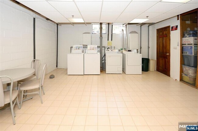 Building Photo - 21-31 Ridge Road Unit D15