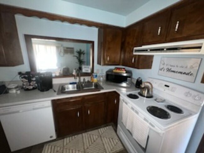 Building Photo - 3-Bedroom, 2-Bath Home Convenient Location...
